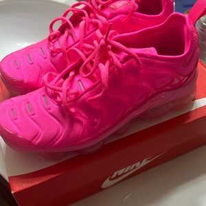 Pink air vapor max plus , gently used.